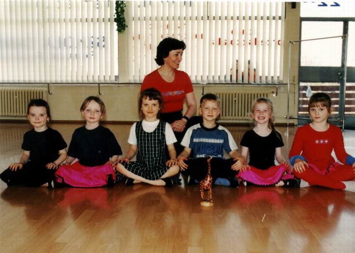 Żyrafa i przedszkolaki